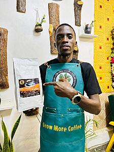 Green coffee beans,roasted and grinded coffee